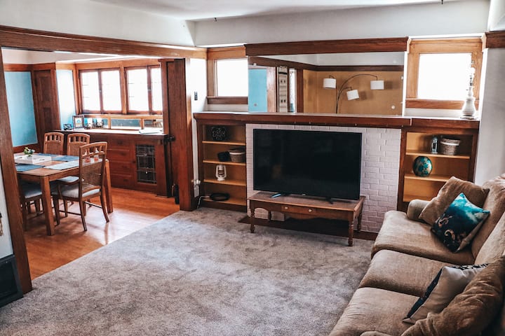 Quiet, Comfy Craftsman 2-br With Private Hot Tub! - Milwaukee, WI