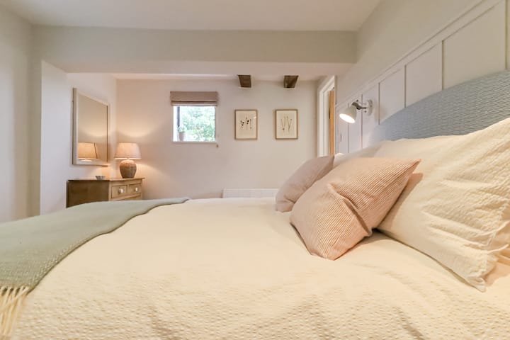 Საძინებელი 1, საკუთარი უნიტაზის/აუზის კარით. საწოლის წინ სხვა ფანჯარაა, რომელიც არ არის გადაღებული.