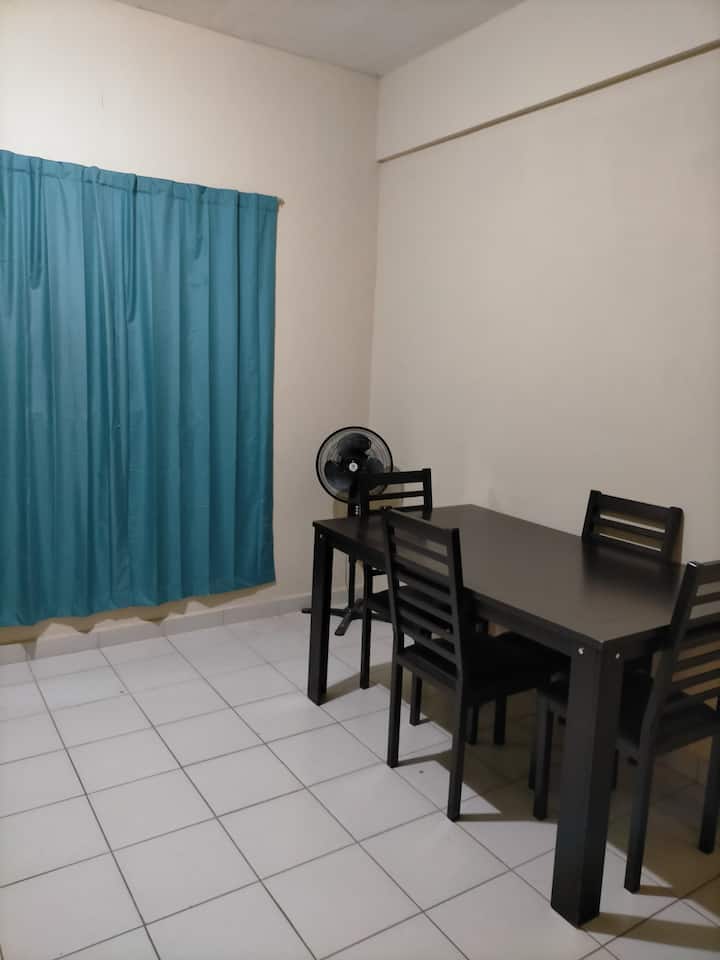 פינת אוכל עם 4 כיסאות.