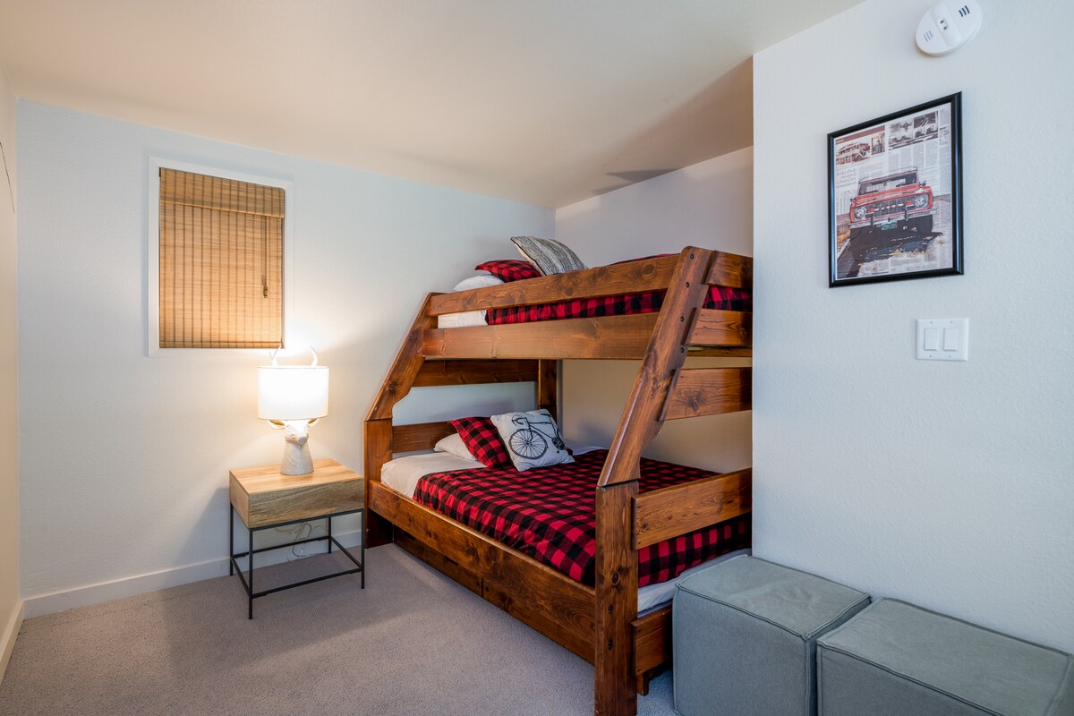 Lofted bunk room w/ trundle bed underneath