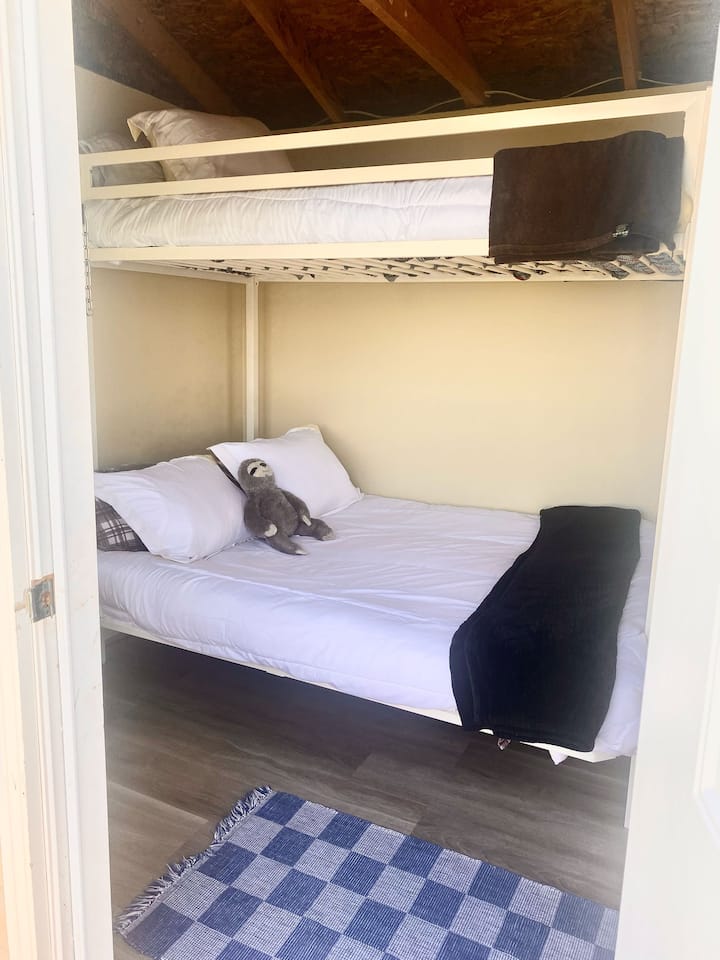 Bunkie con letti a castello (doppia in basso, doppia in alto - il letto a castello superiore è ottimo per i bambini), TV, lettore DVD e frigo bar