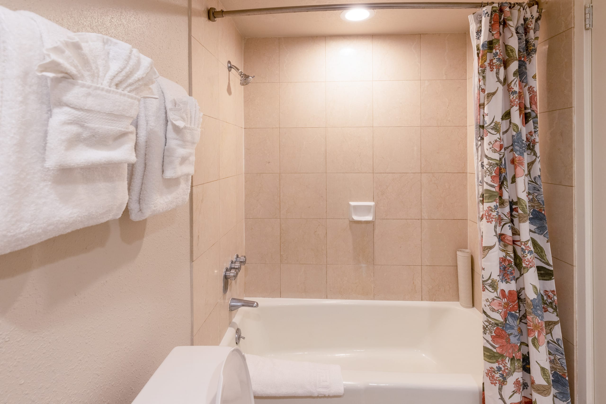 Condo in Honolulu · ★4.96 · Studio · 2 beds · 1 private bath - Image 12