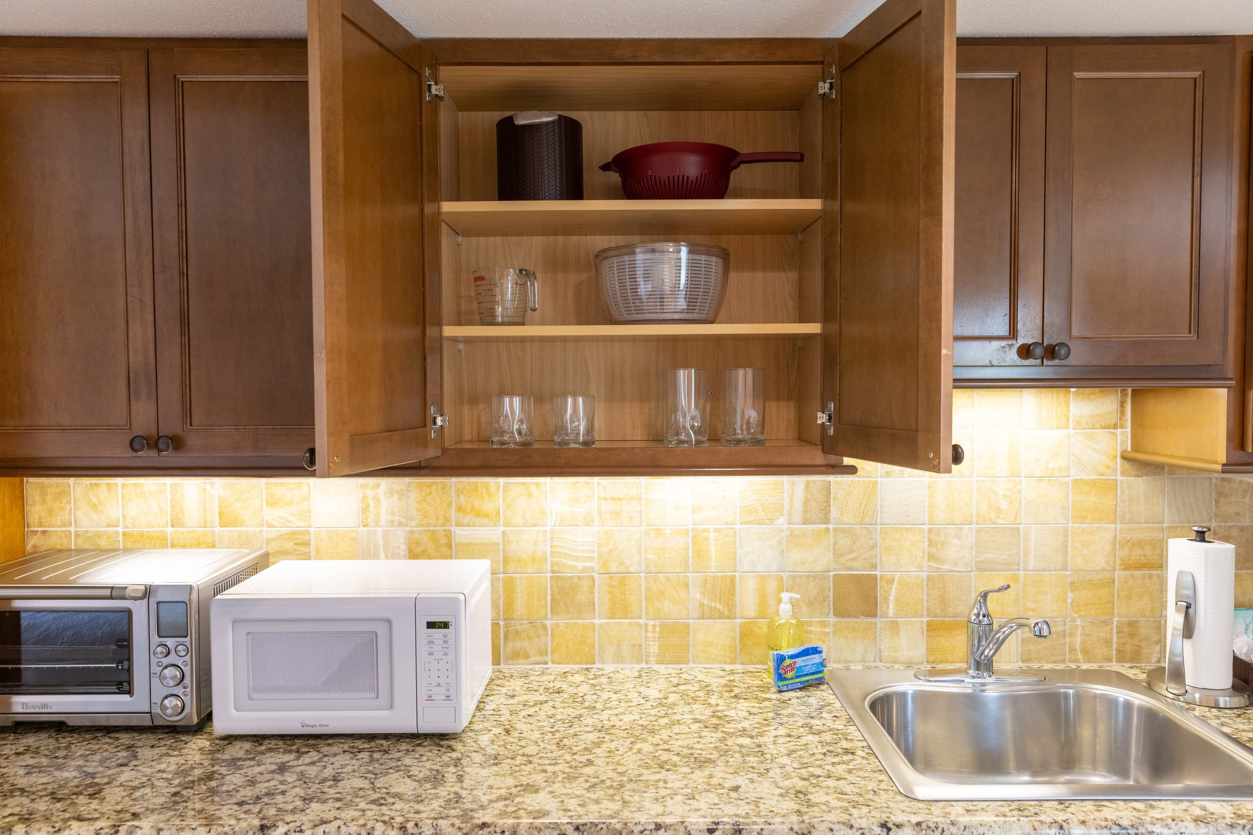 Condo in Honolulu · ★4.96 · Studio · 2 beds · 1 private bath - Image 25