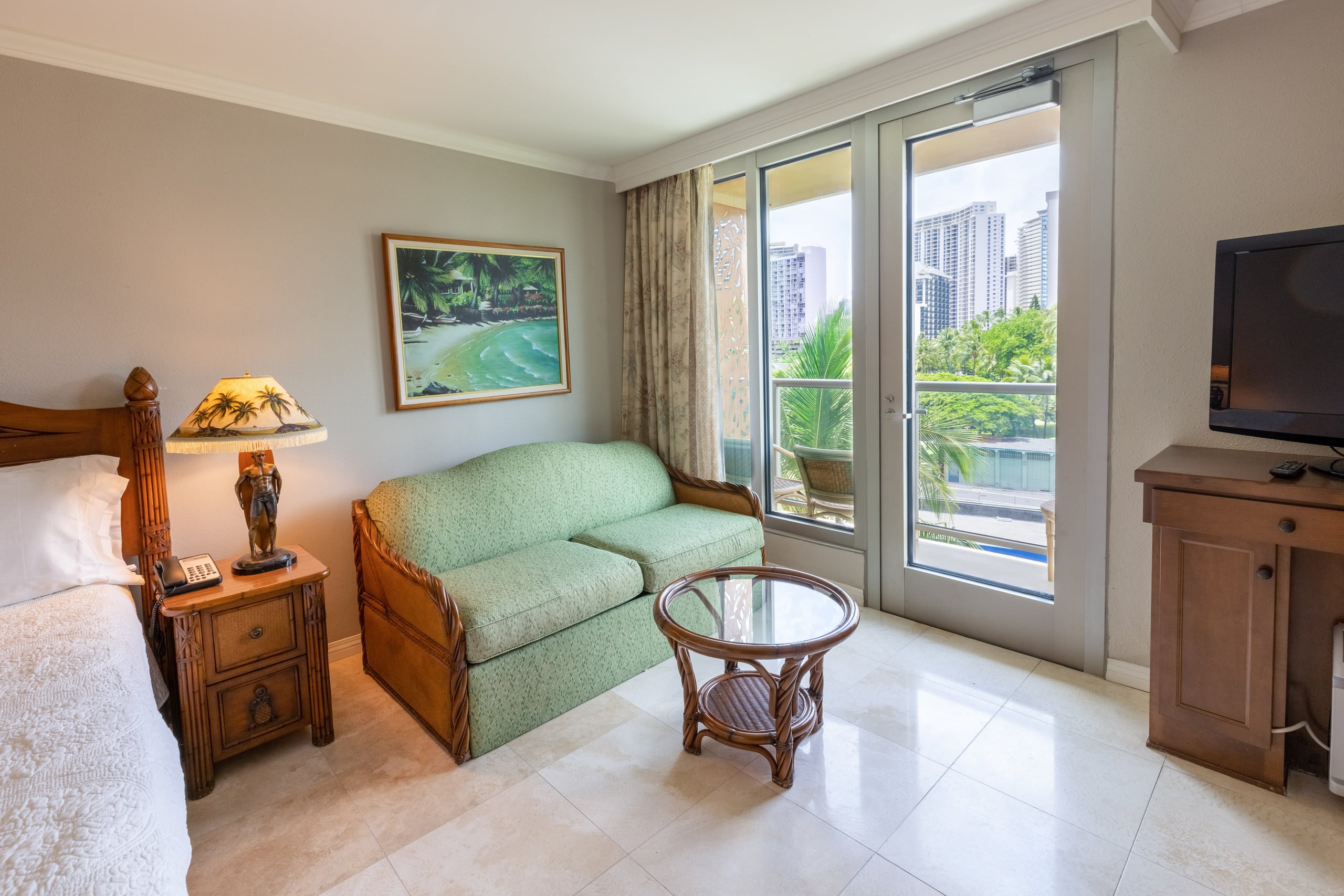 Condo in Honolulu · ★4.96 · Studio · 2 beds · 1 private bath - Image 14