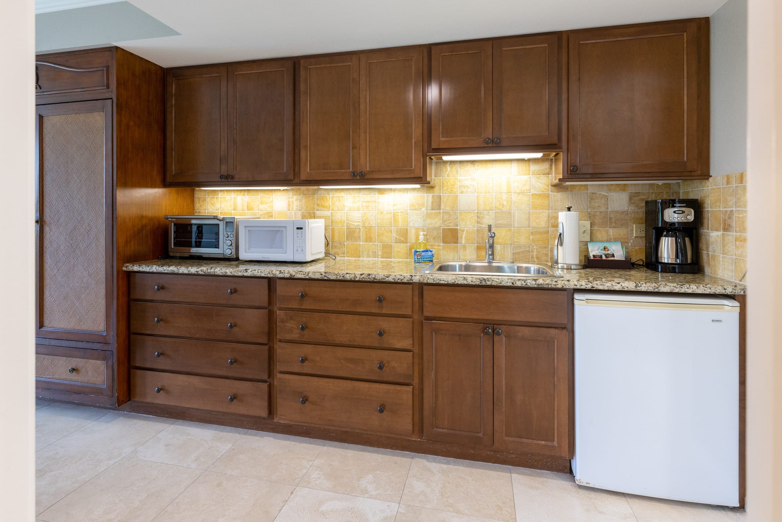 Condo in Honolulu · ★4.96 · Studio · 2 beds · 1 private bath - Image 9