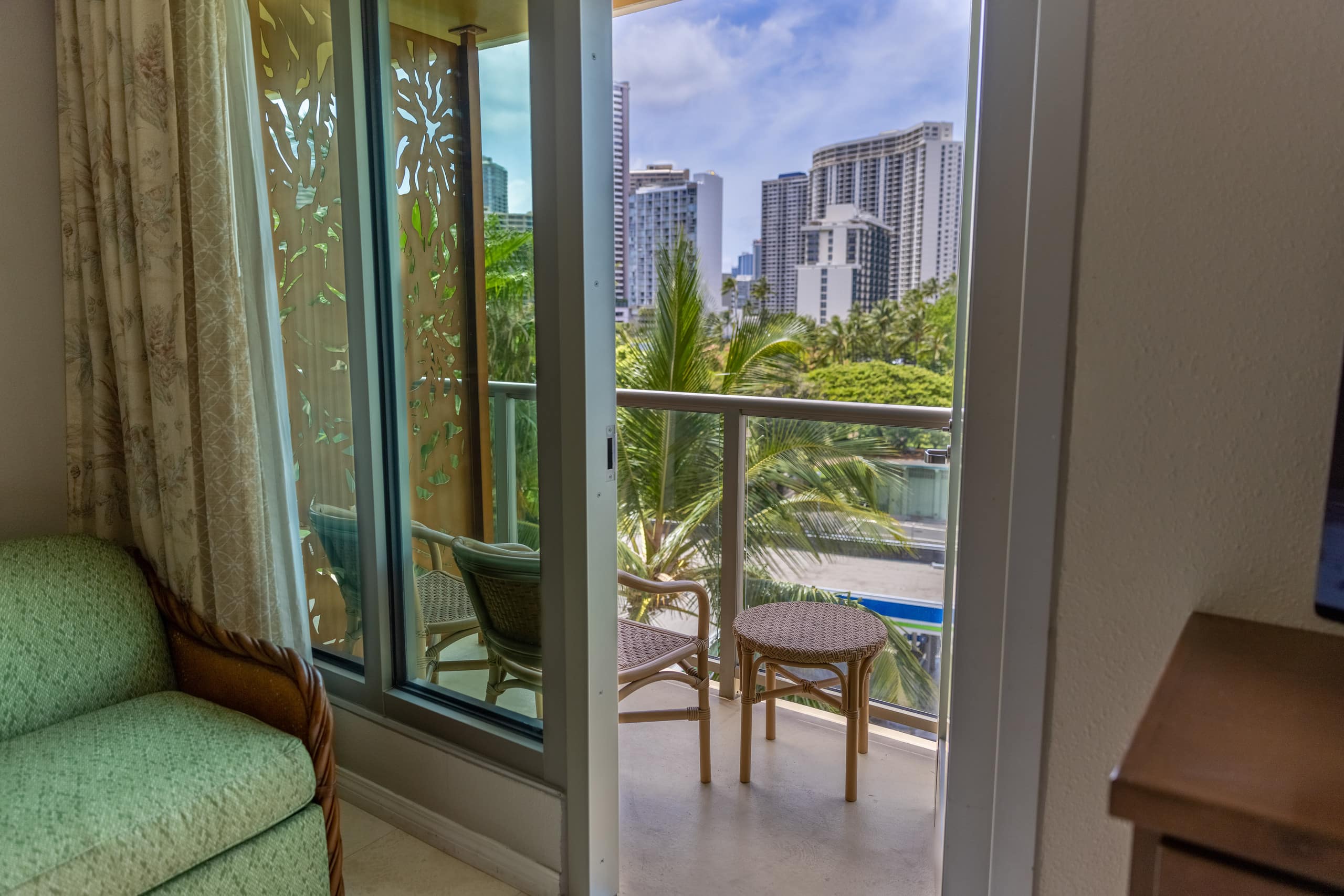 Condo in Honolulu · ★4.96 · Studio · 2 beds · 1 private bath - Image 17