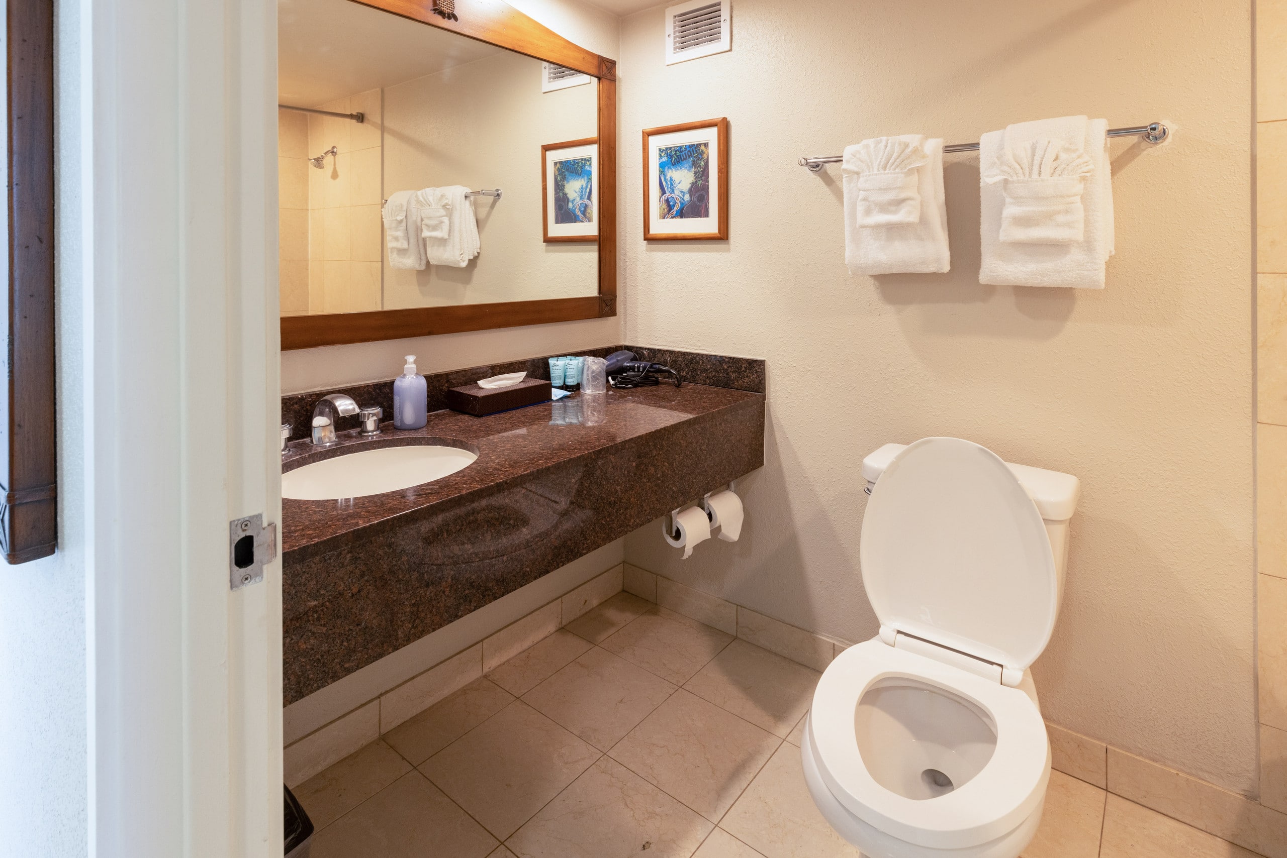 Condo in Honolulu · ★4.96 · Studio · 2 beds · 1 private bath - Image 11