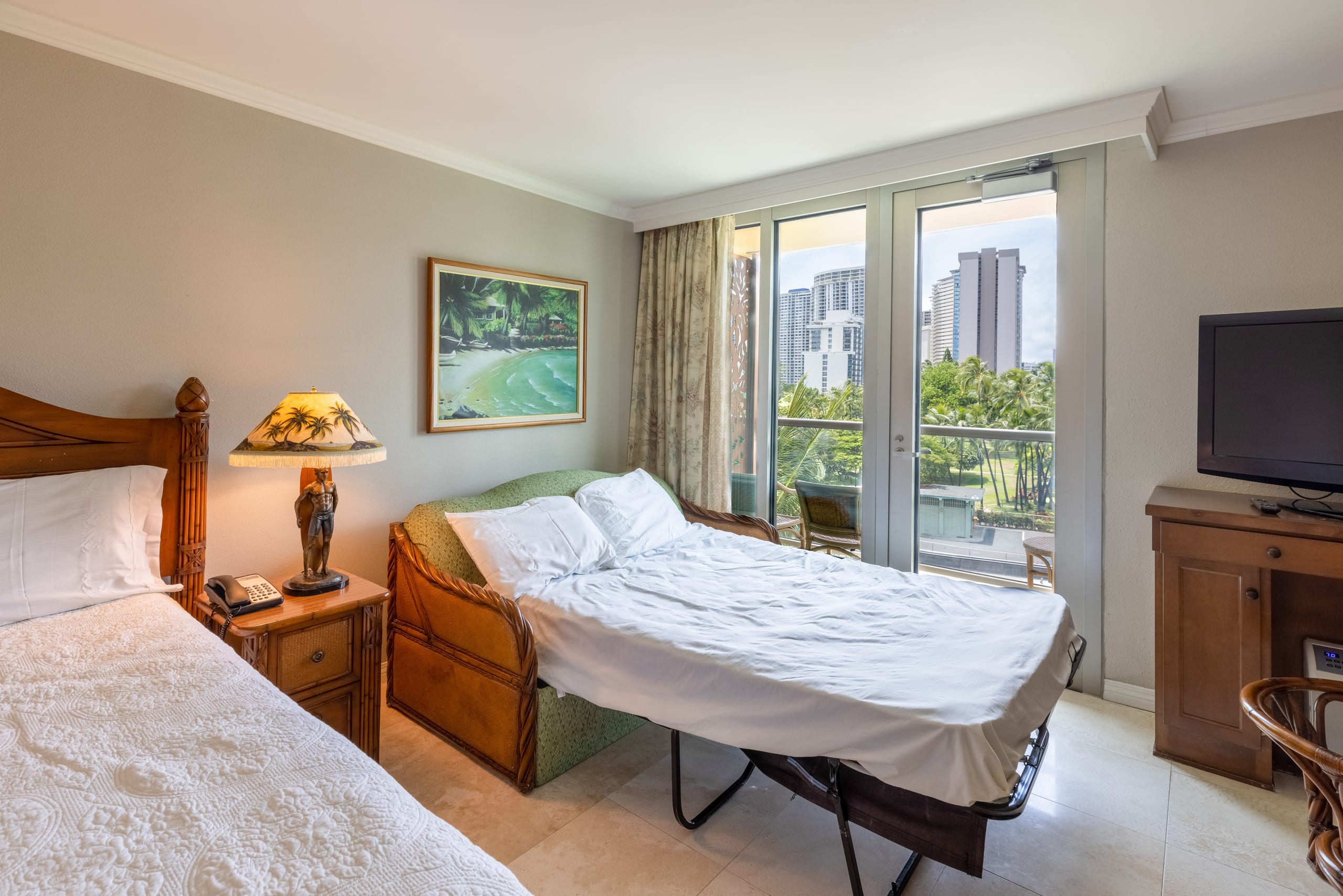 Condo in Honolulu · ★4.96 · Studio · 2 beds · 1 private bath - Image 15