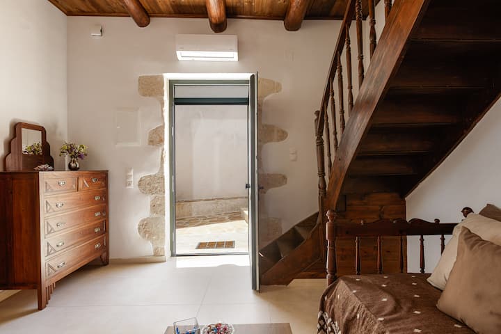Muebles y escaleras originales desde 1927. Todo tallado a mano