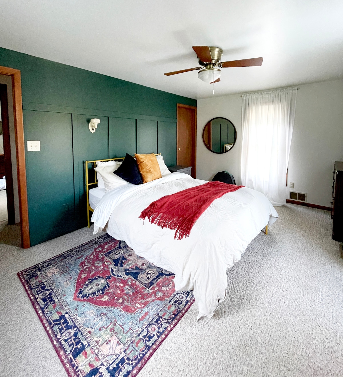 Spavaća soba 1 ima bračni krevet pune veličine i dovoljno prostora za zračni madrac pune veličine. 