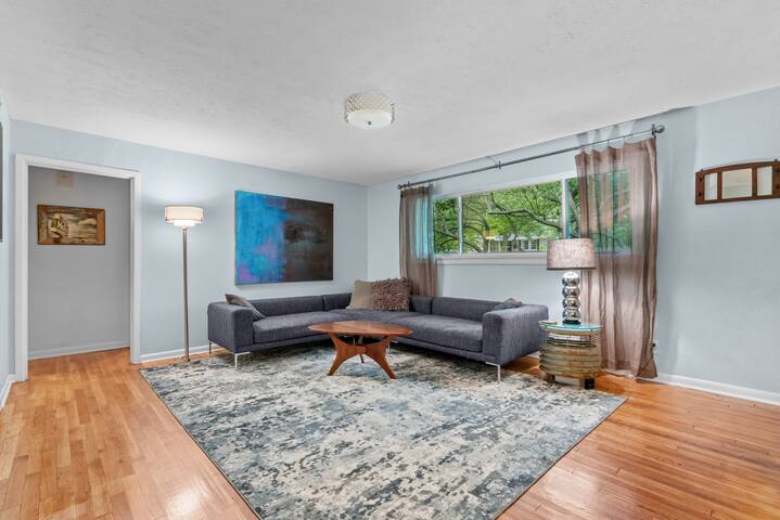 Oak Canopy w/ Cheerful Sprawling Backyard gallery image 4