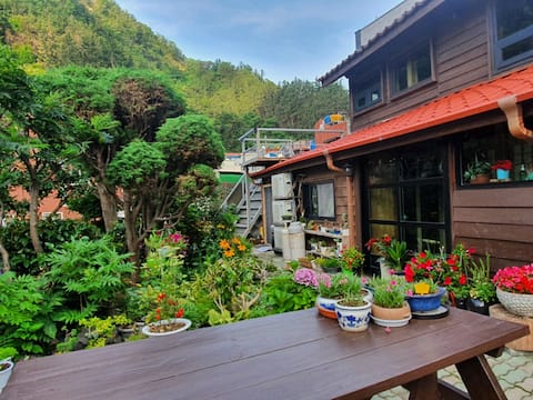Beautiful Ulleungdo's Islet Flower Fragrance Bed and Breakfast (2nd floor)