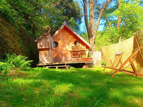 Bathroom with bathroom overlooking the river