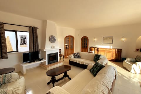 Top performing Airbnb: Beautiful holiday villa with heated pool & AC in Lagoa