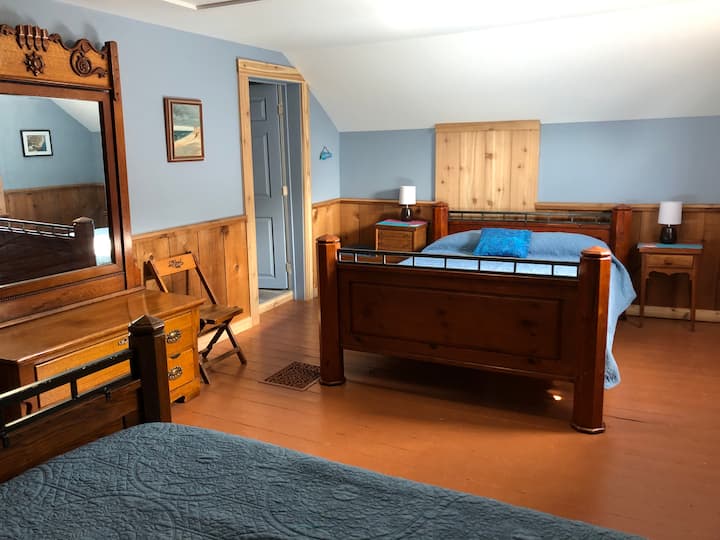 Dormitorio3: Habitación West Cedar, en la segunda planta.  Tiene una cama tamaño queen y un nido doble, para un total de 4 personas.  Todas las camas tienen colchones de espuma viscoelástica de alta calidad y sábanas cómodas.  La puerta a la izquierda conduce a un baño compartido de tamaño completo.