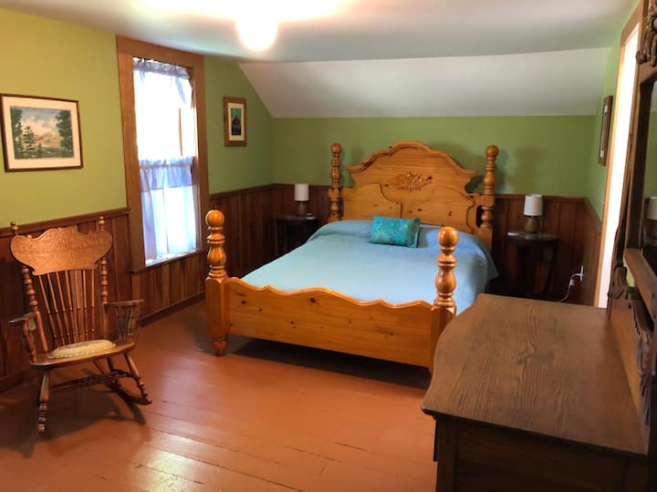 Dormitorio #4: Esta es la habitación East Cherry en el segundo piso.  Cama tamaño queen con colchón de espuma viscoelástica de 12 pulgadas.  La puerta que pasa por la cómoda conduce al baño completo compartido de arriba.  Las dos ventanas están orientadas hacia el este.
