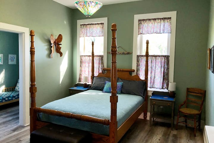 Este es el dormitorio principal orientado al este (#1) en el primer piso.  Cama tamaño queen con colchón de espuma viscoelástica de 12 pulgadas. Hay una entrada desde la sala de estar y la puerta a la izquierda conduce a la habitación para niños pequeños y al baño del primer piso.