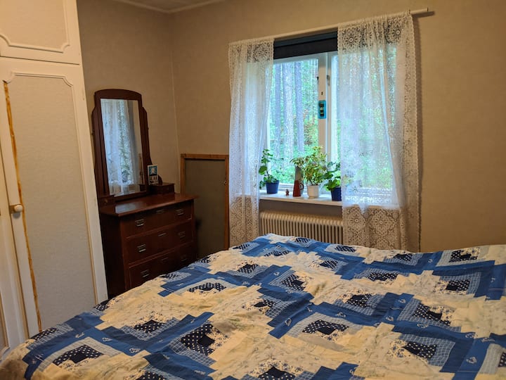 带双人床的卧室。