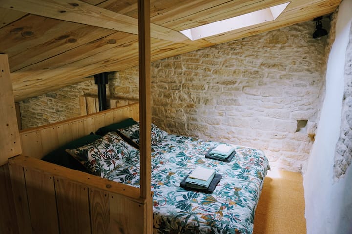 配备床上用品的加大双人床