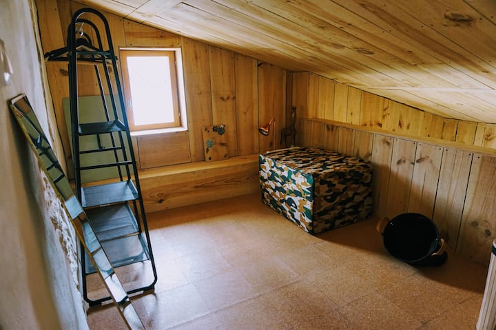 Pouf展开成一张单人床垫。床可供第三人使用。我们还提供折叠婴儿床。