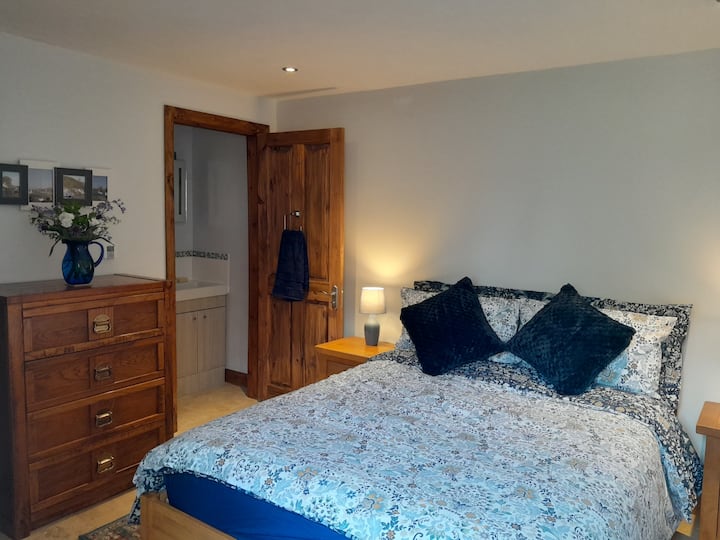 「Crinan」寝室、2階、ダブル、エンスイートトイレ、洗面台