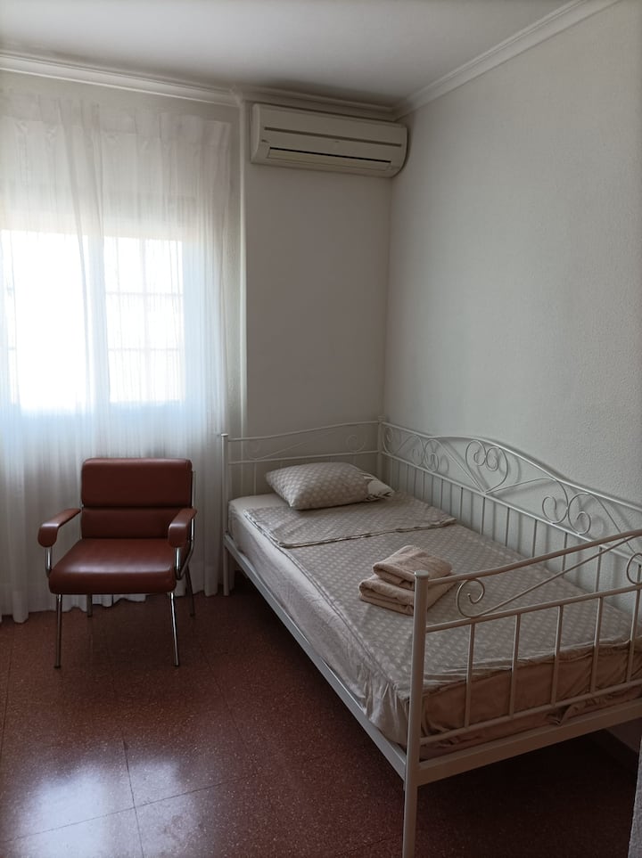 ห้องที่สองเตียงขนาด 80x200 ซม.