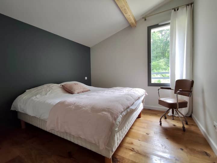 Spavaća soba 1 s tuš-kadom.