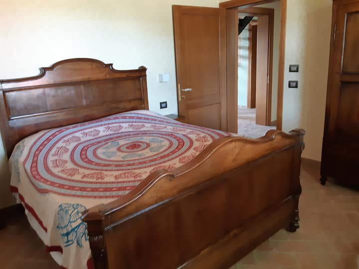 Prizemlje: spavaća soba s bračnim krevetom.