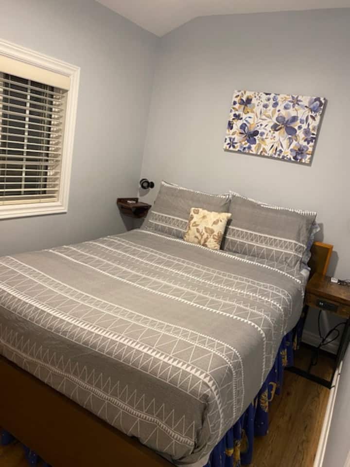 Спалня 3 - Потопете се в плюшено двойно легло, което осигурява спокоен нощен сън. Оборудван с скрин, вентилатор на тавана, затъмняващи щори, странична маса с осигурено зареждане и странична лампа, предлагаща разнообразни цветни тонове, за да настроите желаното от вас настроение, докато се пенсионирате