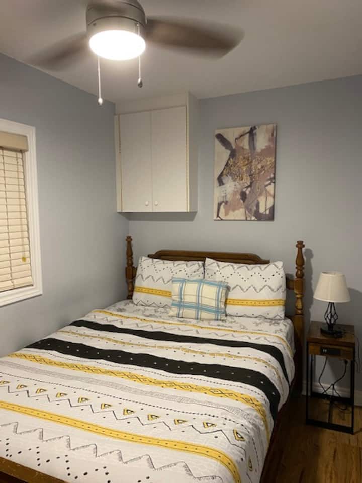 Спалня 4 - Потопете се в плюшено двойно легло, което осигурява спокоен нощен сън. Оборудван с скрин, вентилатор на тавана, затъмняващи щори, странична маса с осигурено зареждане и странична лампа, предлагаща разнообразни цветни тонове, за да настроите желаното от вас настроение, докато се пенсионирате