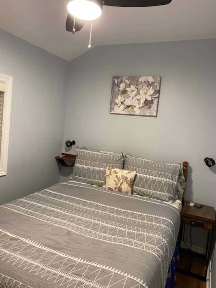 Спалня 2 - Потопете се в плюшено двойно легло, което осигурява спокоен нощен сън. Оборудван с скрин, вентилатор на тавана, затъмняващи щори, странична маса с осигурено зареждане и странична лампа, предлагаща разнообразни цветни тонове, за да настроите желаното от вас настроение, докато се пенсионирате