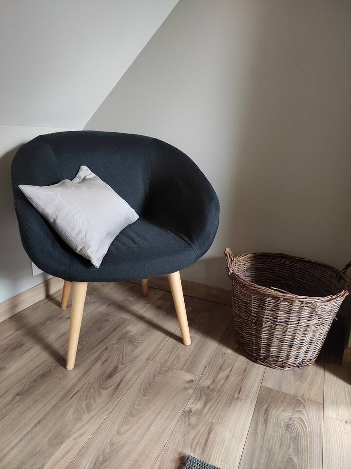 סלון קטן משותף בין 2 חדרי השינה, נגיש למעלה.