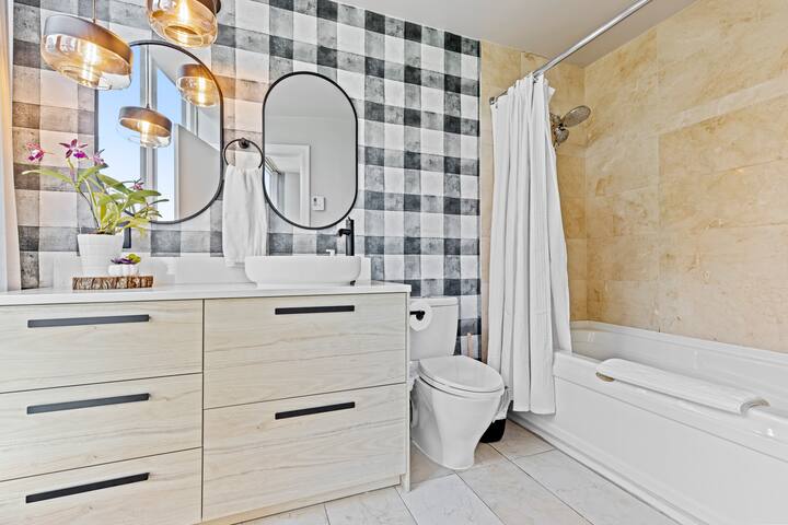 Urban Outdoor Oasis in Coal Harbour gallery image 5