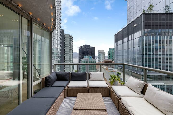 Urban Outdoor Oasis in Coal Harbour