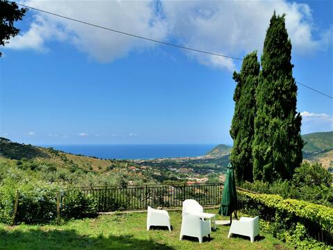 Luxurious flat with panoramic garden
