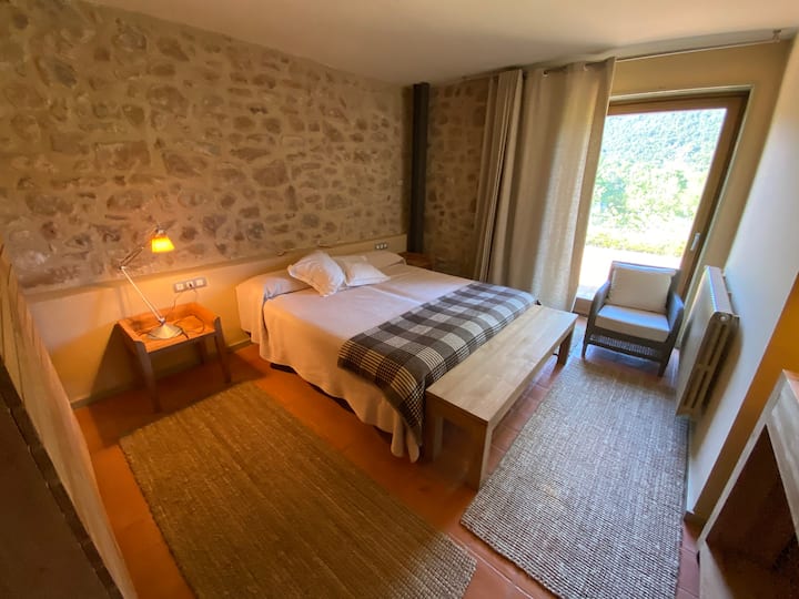 Suite con acceso al exterior, nevera pequeña y dos armarios amplios para guardar sus pertenencias