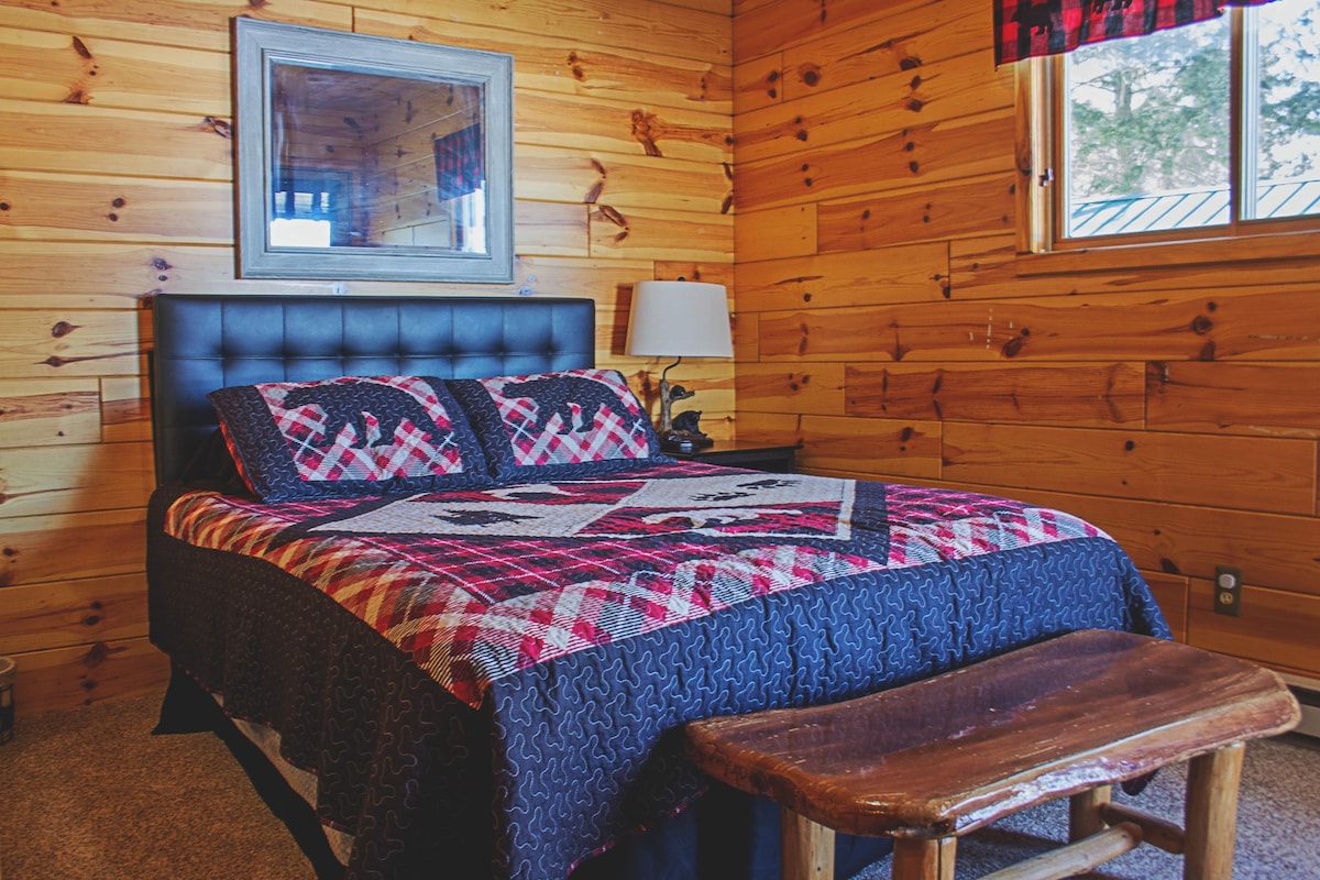 חדר שינה לאורחים בקומה השנייה. אחד משלושה בקומה השנייה עם דלת פרטית לכניסה לפטיו בקומה השנייה. 