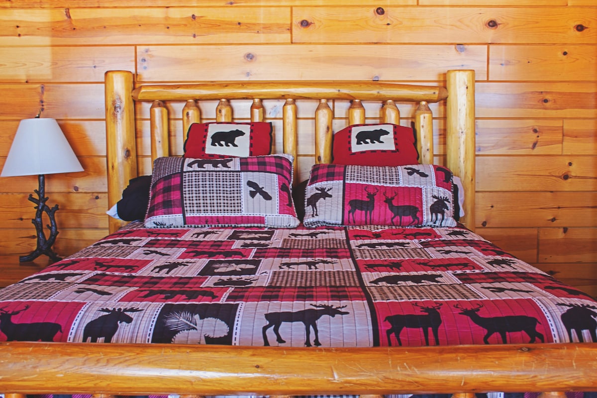 חדר שינה ראשי עם חצי חדר רחצה וכניסה לפטיו בקומה השנייה מהחדר שלכם. 