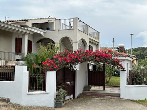 villa a few steps from the sea