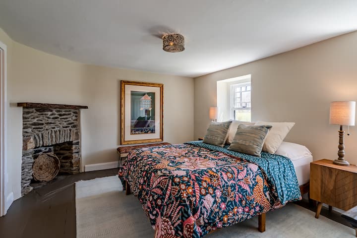 Dhomë gjumi në katin e dytë me dyshek të madhësisë "queen" Vjollcë hibrid 4.