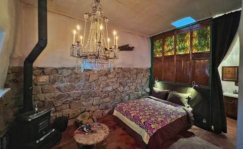 Romantic, Carriage House, hot tub, patio