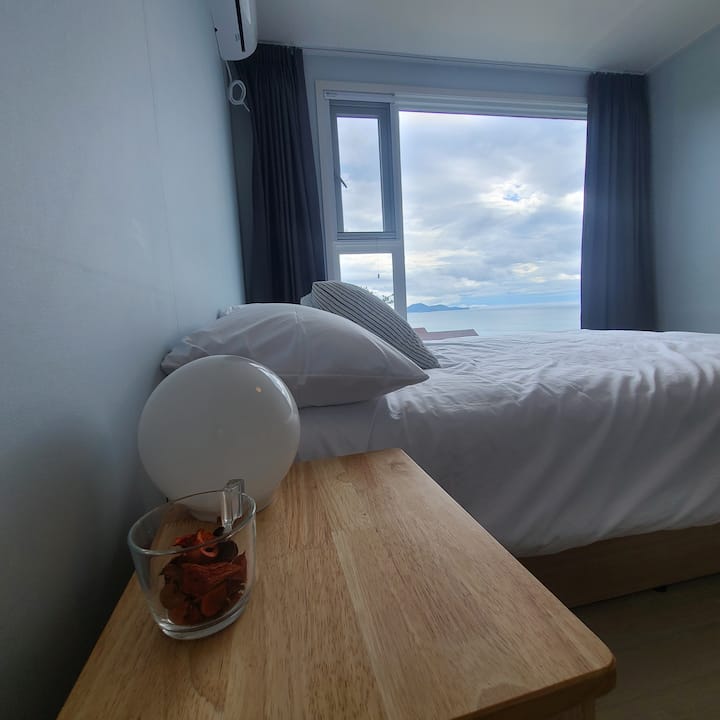 Ова е Спална 201. Можете да уживате во пространиот поглед на океанот како што е на вториот кат.