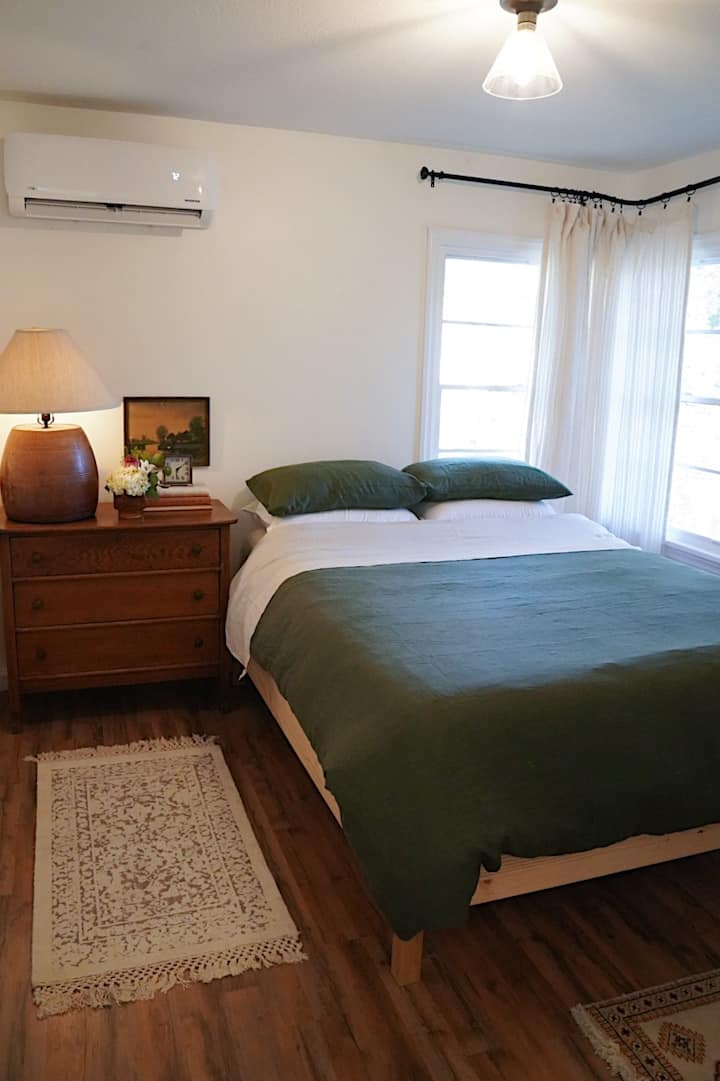 Draps et couette bio avec fils de lit. Niché au milieu de meubles anciens et de fleurs fraîches.