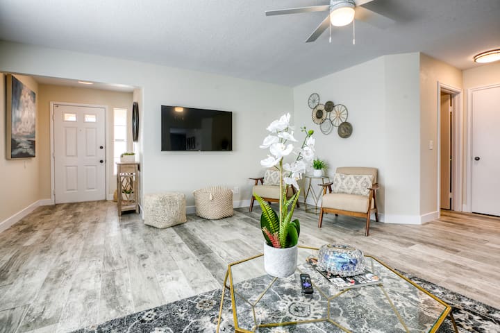 Professionally decorated 4bedrm + 3bath Summerlin