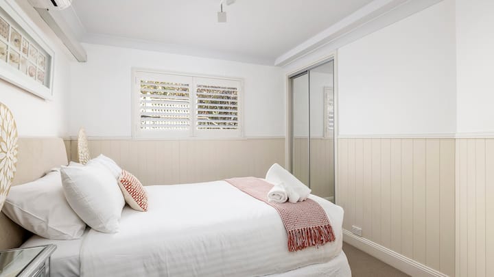 配备空调的标准双人床卧室