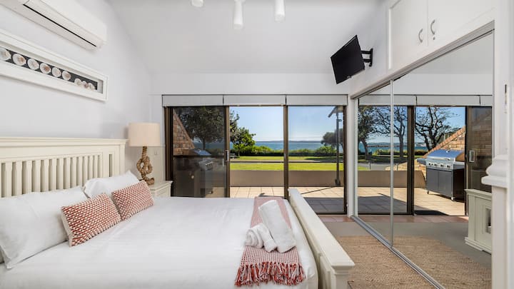 主卧配有空调、壁挂电视、阳台和套房