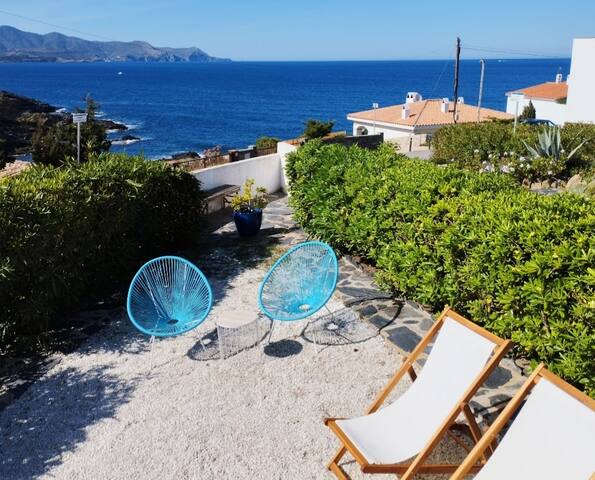 Casa amb vistes al mar i a 50 metres de la platja.