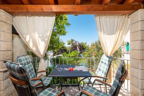Island Korcula, cozy beachfront boutique apt for 2