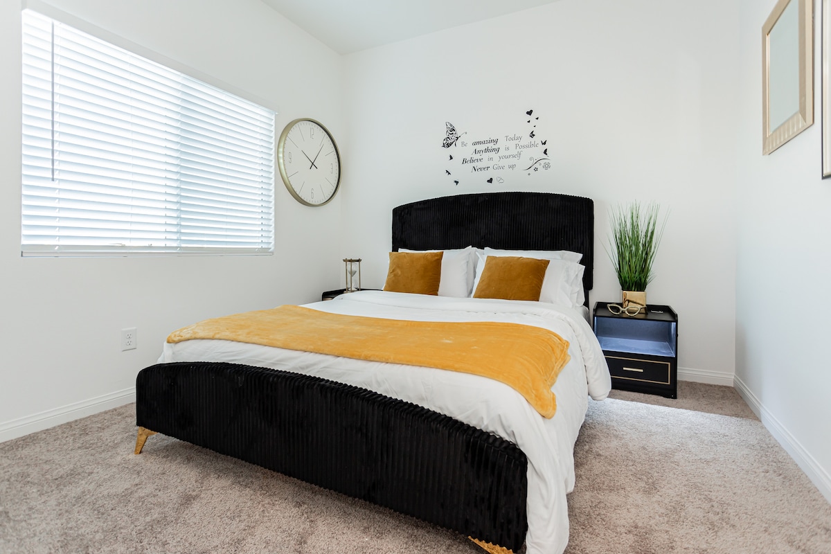 ห้องนอนที่ 4 จาก 5 
ชั้นสองมีขนาดควีนไซส์หัวเตียงกำมะหยี่และเตียงพร้อมที่นอนเมมโมรี่โฟมนุ่มๆและหมอนนุ่มสบาย 6 ใบ