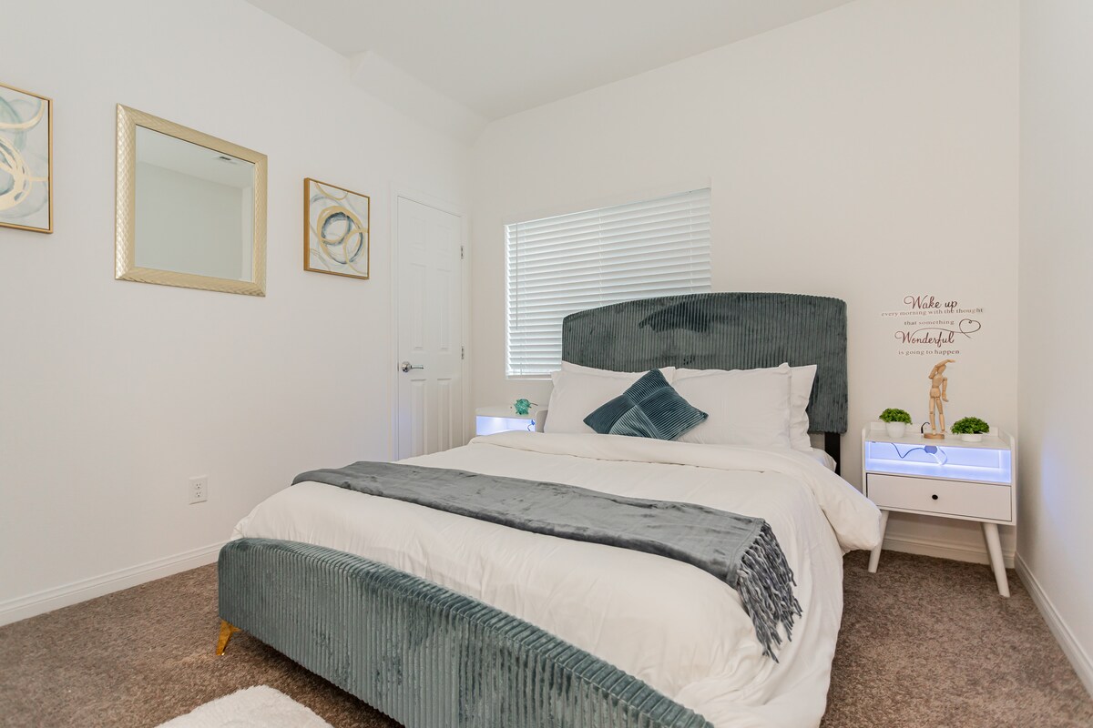 ห้องนอนที่ 2 จาก 5 
ชั้นสองมีขนาดควีนไซส์หัวเตียงกำมะหยี่และเตียงพร้อมที่นอนเมมโมรี่โฟมนุ่มๆและหมอนนุ่มสบาย 5 ใบ